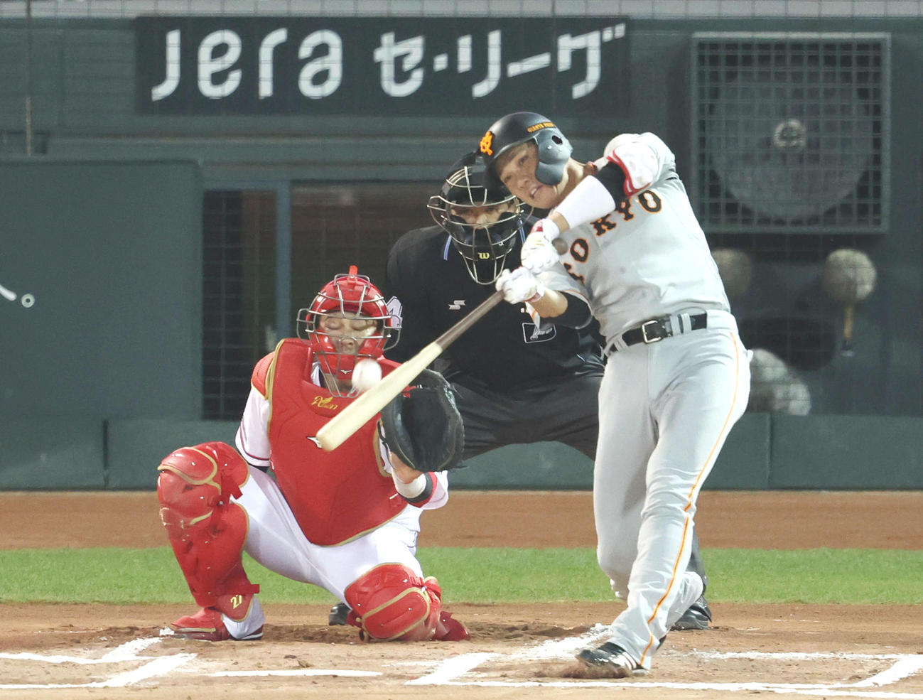 広島対巨人　6回表巨人無死一塁、2点本塁打を放つ坂本（撮影・加藤孝規）
