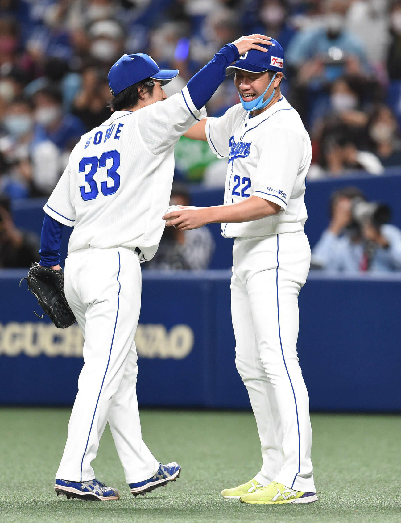中日対DeNA　リリーフした祖父江（左）から勝利球を受け取る大野雄（撮影・森本幸一）