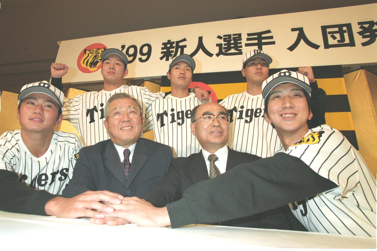 98年、阪神の新人入団発表会見でポーズをとる藤川（前列右端）