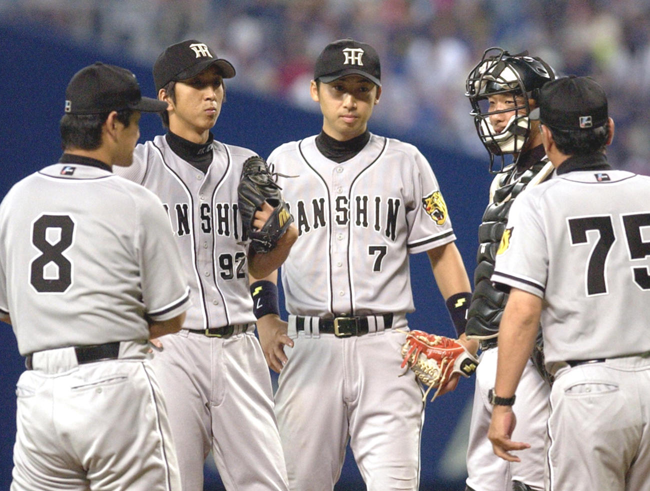 02年8月11日、中日戦の5回、ピンチで佐藤コーチの激励を受ける藤川（左から2人目）、同4人目は中谷