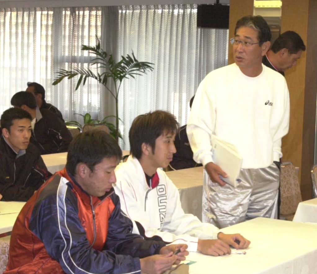 03年1月31日、全員ミーティングで（左から）中谷、藤川の隣の最前列テーブルに陣取る星野監督