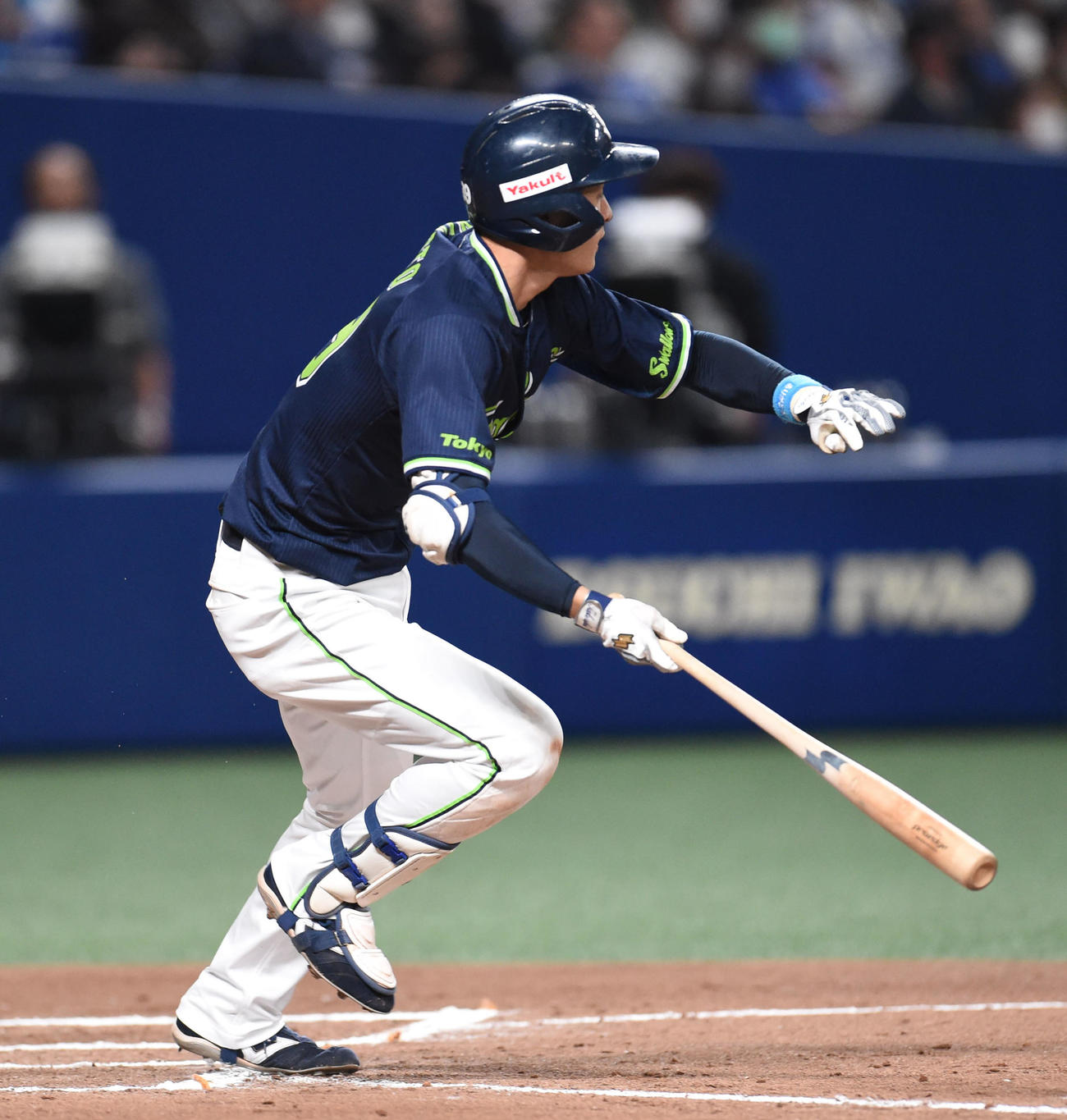 プロ野球中日対ヤクルト　7回表ヤクルト1死二、三塁、左前適時打を放った宮本丈（撮影・森本幸一）