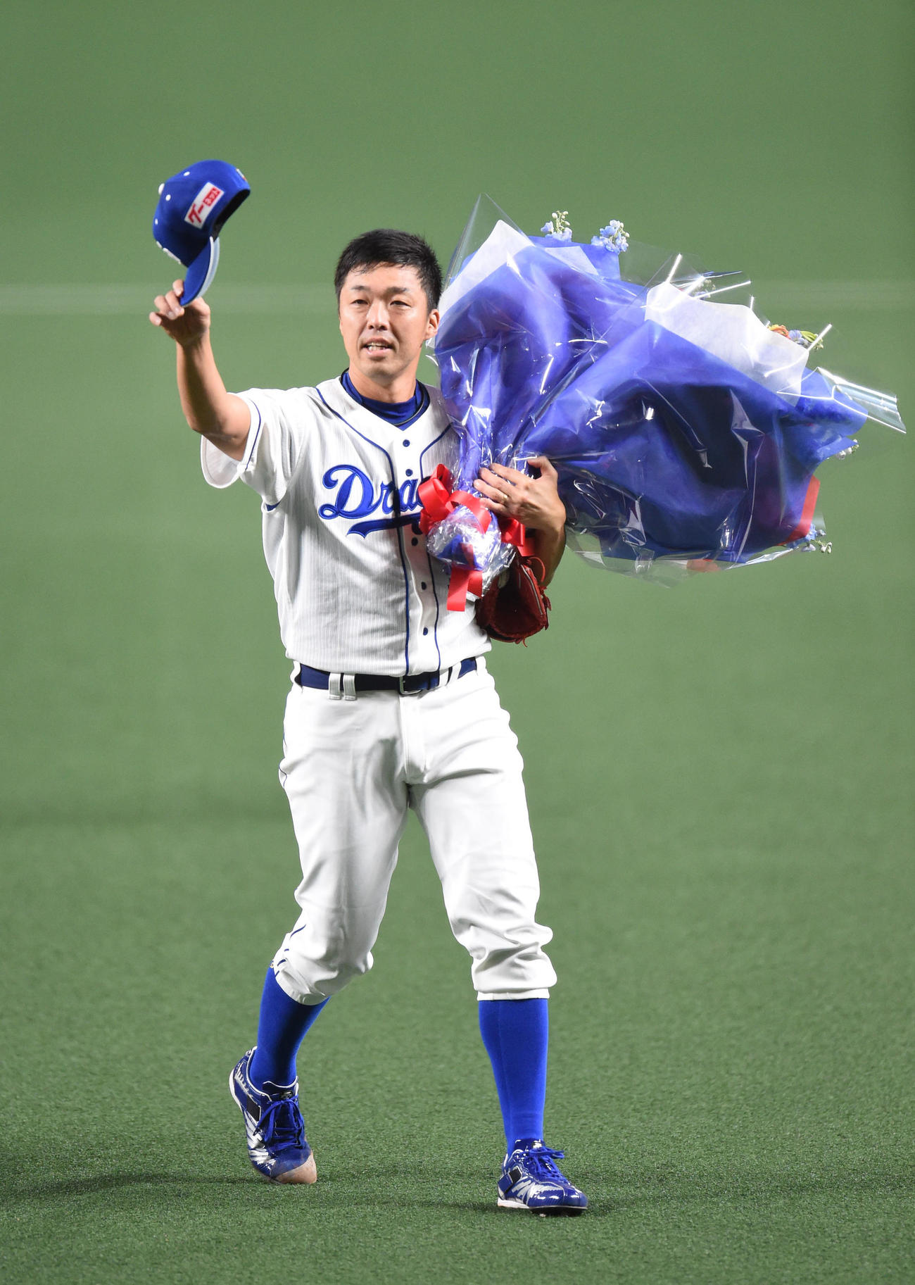 中日対ヤクルト　花束を手に、声援に応えながらマウンドを降りる吉見（撮影・森本幸一）