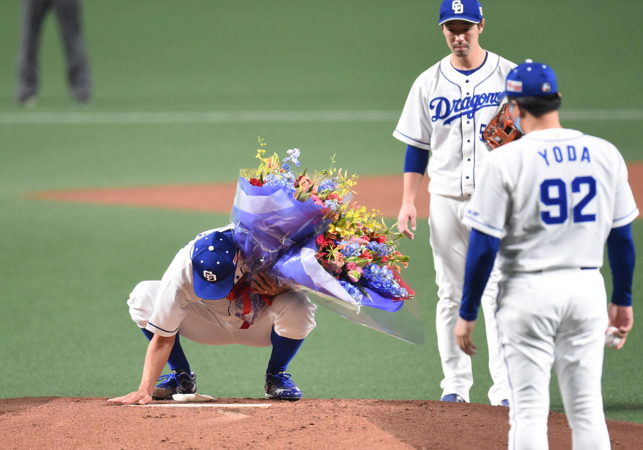 プロ野球中日対ヤクルト　マウンドのプレートの土を手で払う吉見一起（撮影・森本幸一）