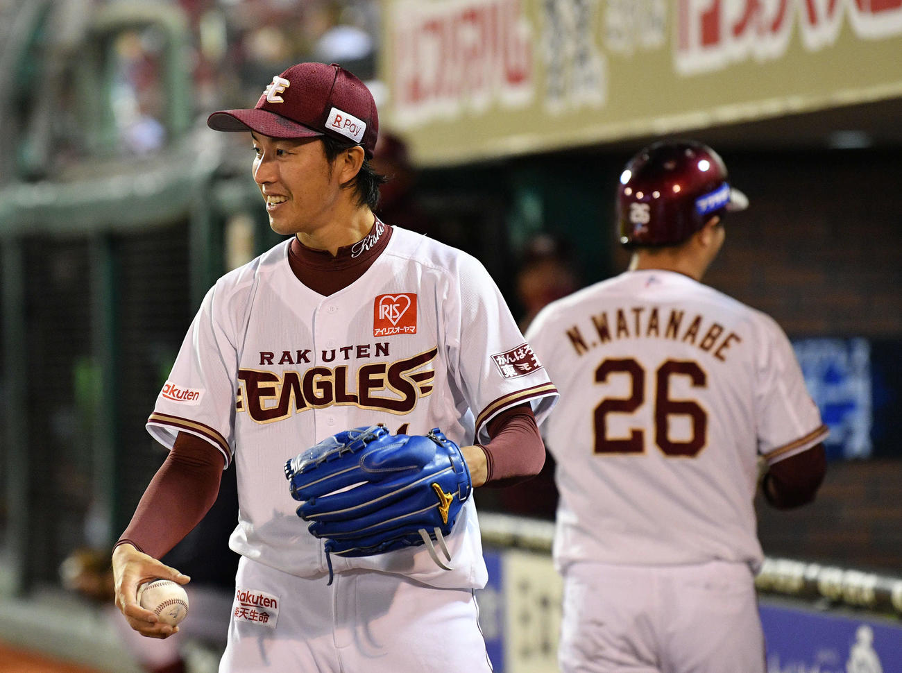 楽天対西武　3回裏楽天2死二塁、小深田の左前適時打で生還した渡辺直（右）を祝福し笑顔の岸（撮影・滝沢徹郎）