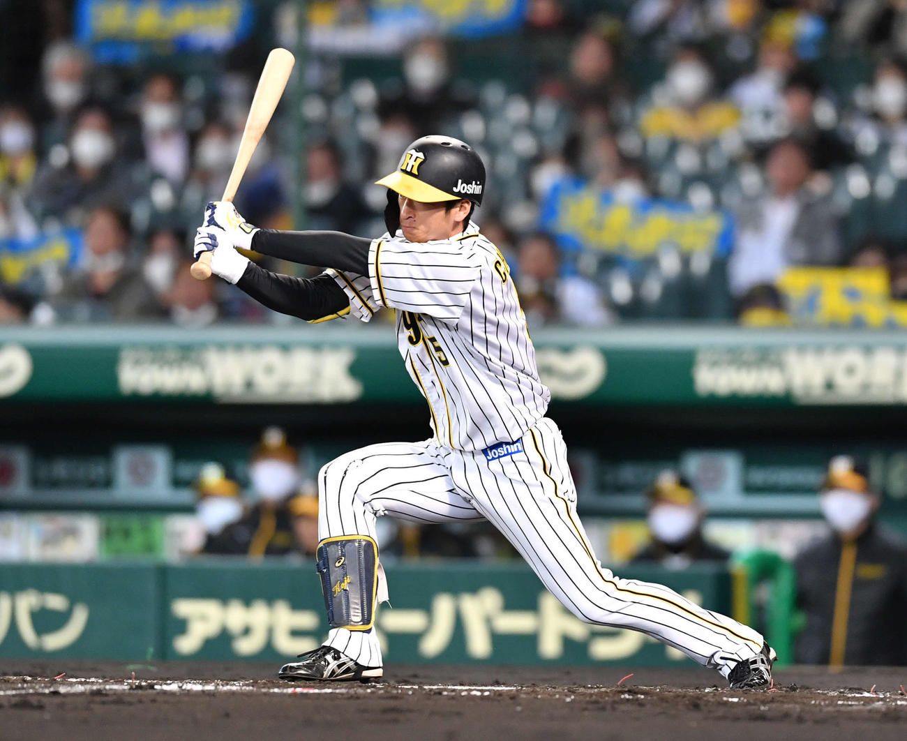 5日の阪神対ヤクルト　1回裏阪神無死、近本は中前安打を放つ（撮影・岩下翔太）