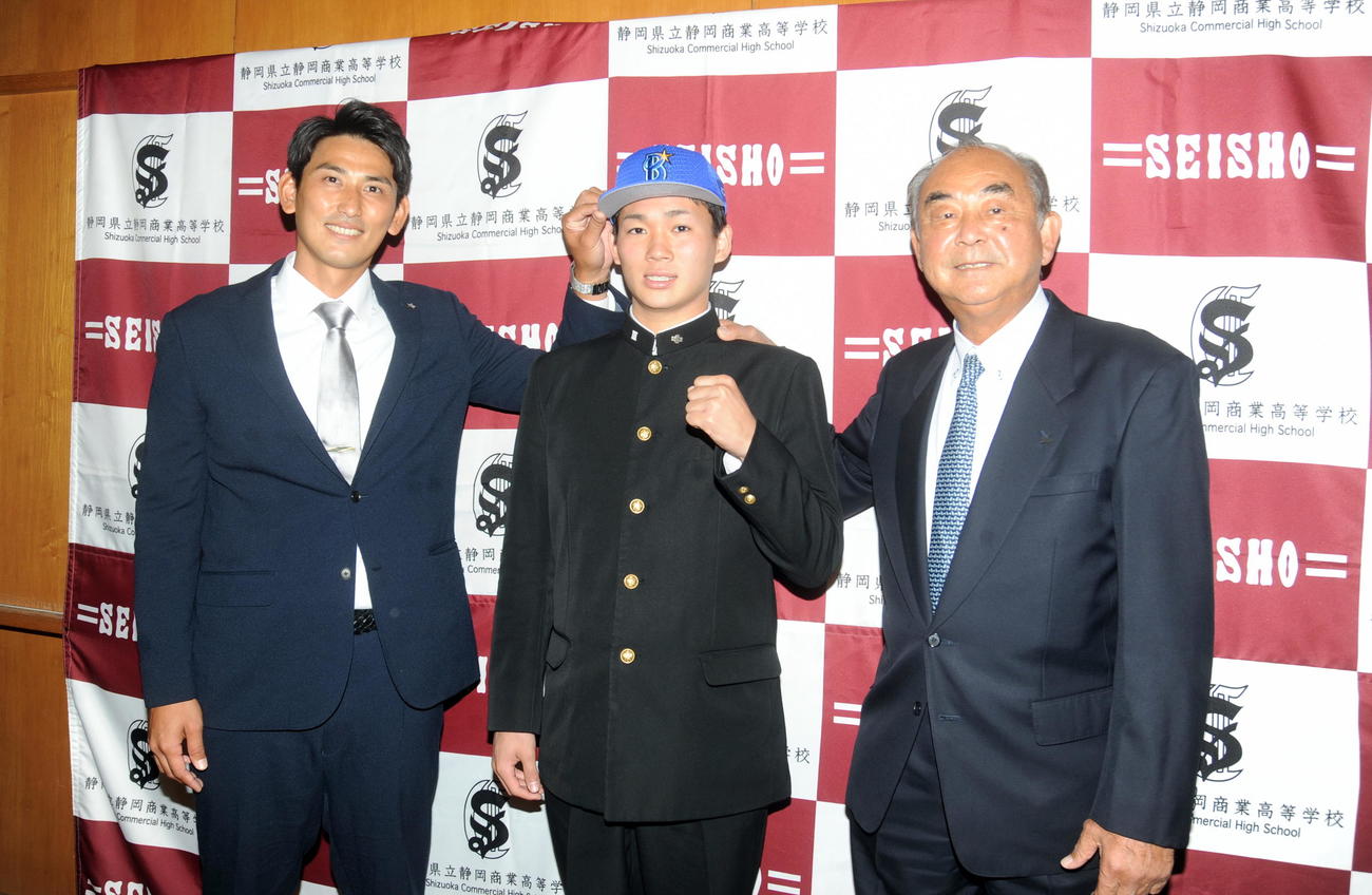 ＤｅＮＡの中川スカウト（左）、吉田顧問（右）と記念写真に納まる静岡商の高田
