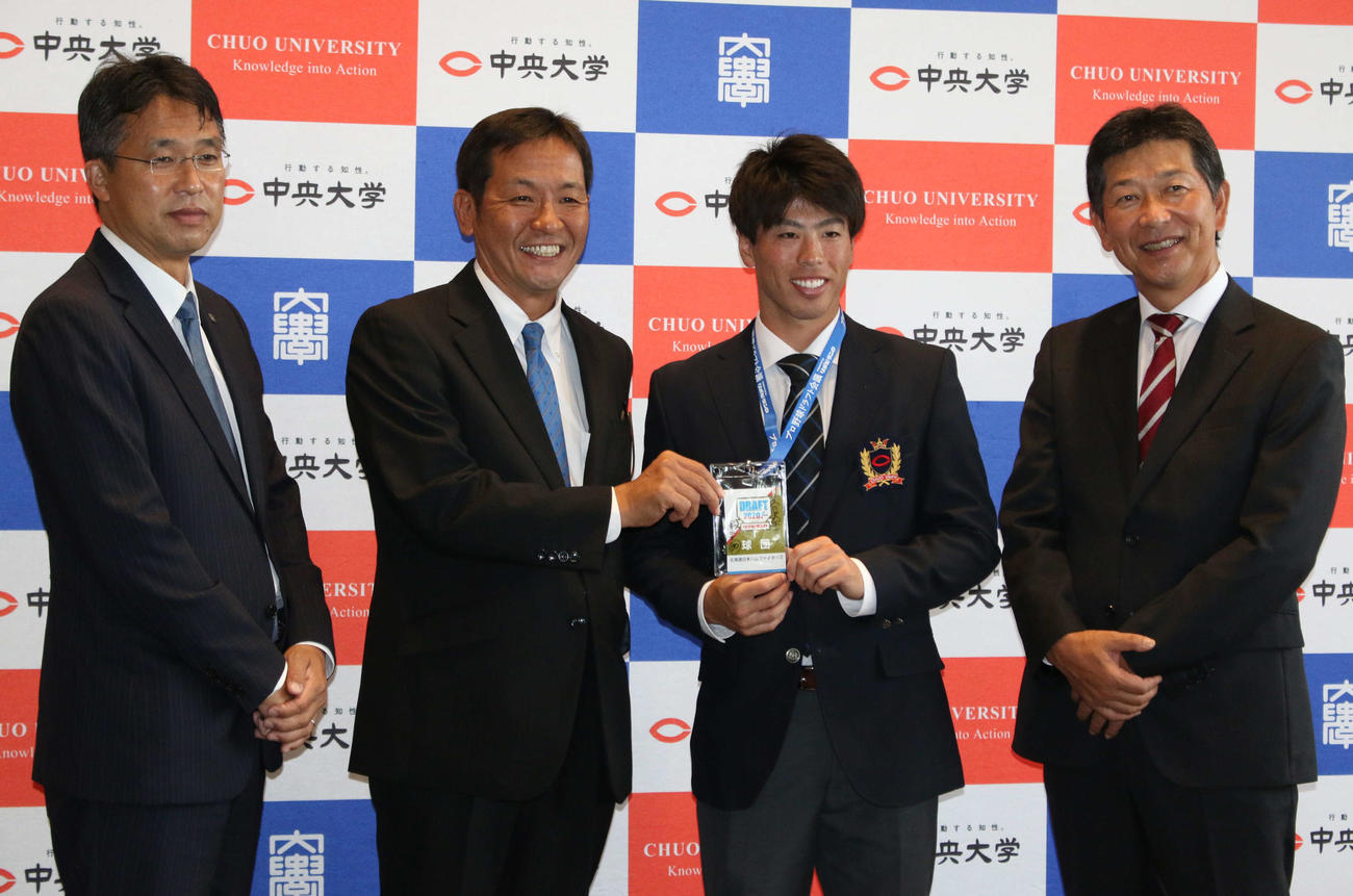 日本ハム大渕スカウト部長（左）と坂本スカウト（左から2人目）から指名あいさつを受けたドラフト2位の中大・五十幡（右は中大・清水監督）（撮影・木下大輔）