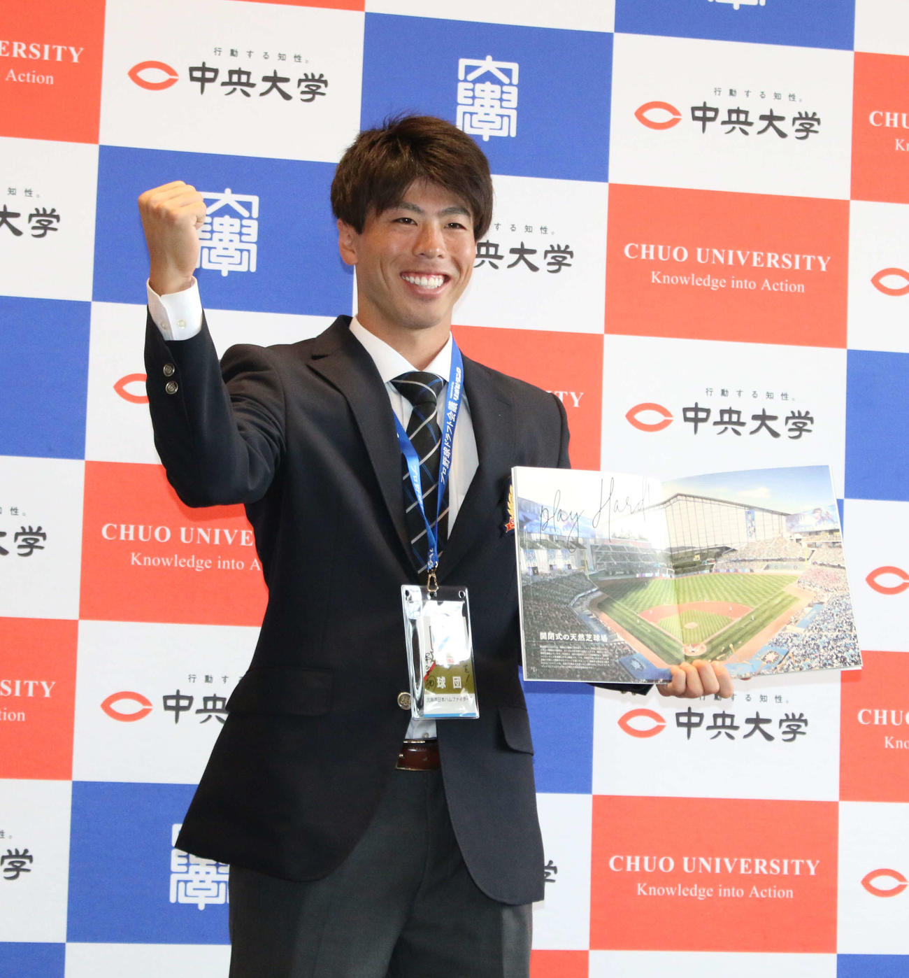 日本ハムから指名あいさつを受けたドラフト2位の中大・五十幡（撮影・木下大輔）