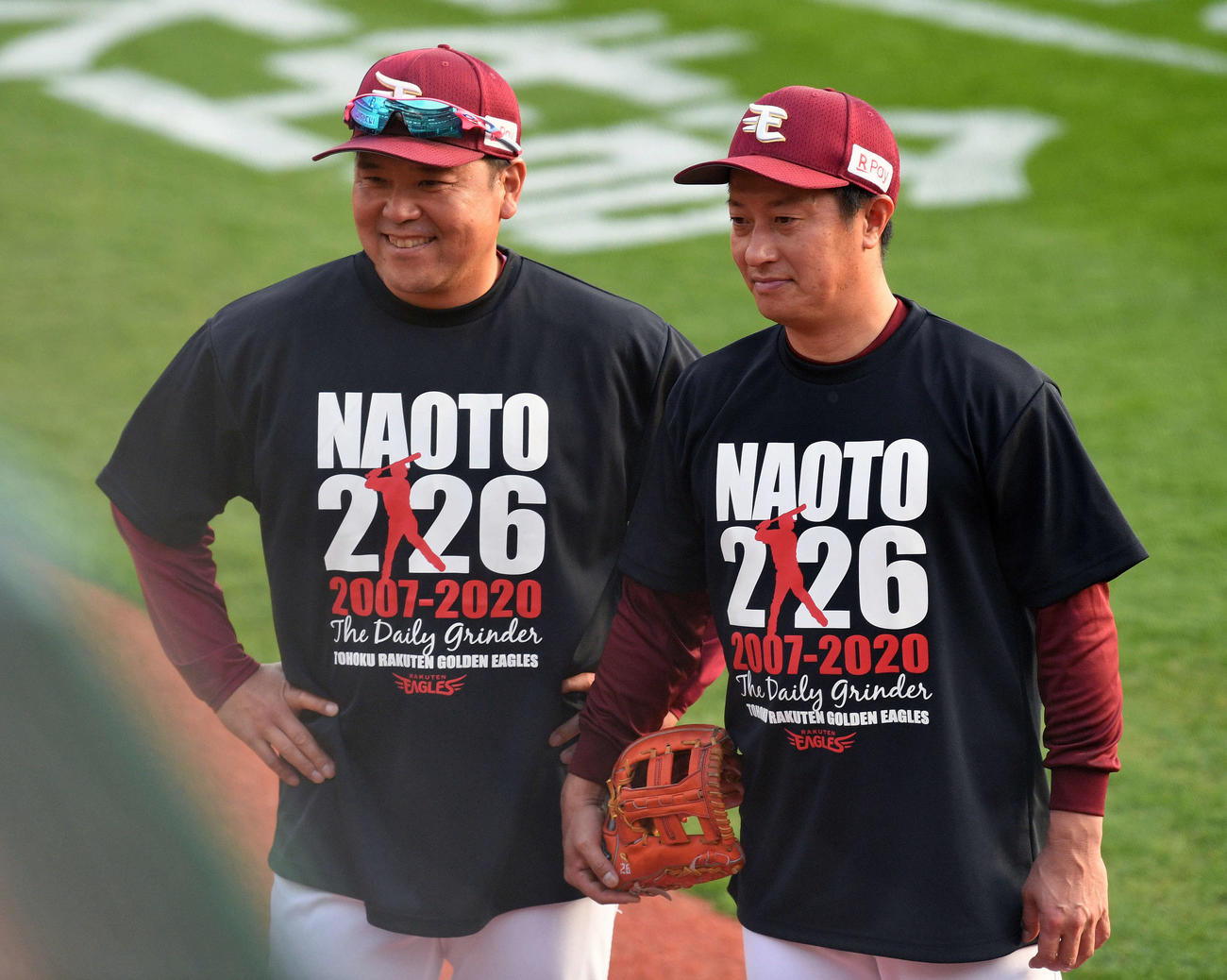 楽天対西武　試合前練習を終えた楽天渡辺直（右）は野村1軍作戦コーチと記念撮影する（撮影・滝沢徹郎）