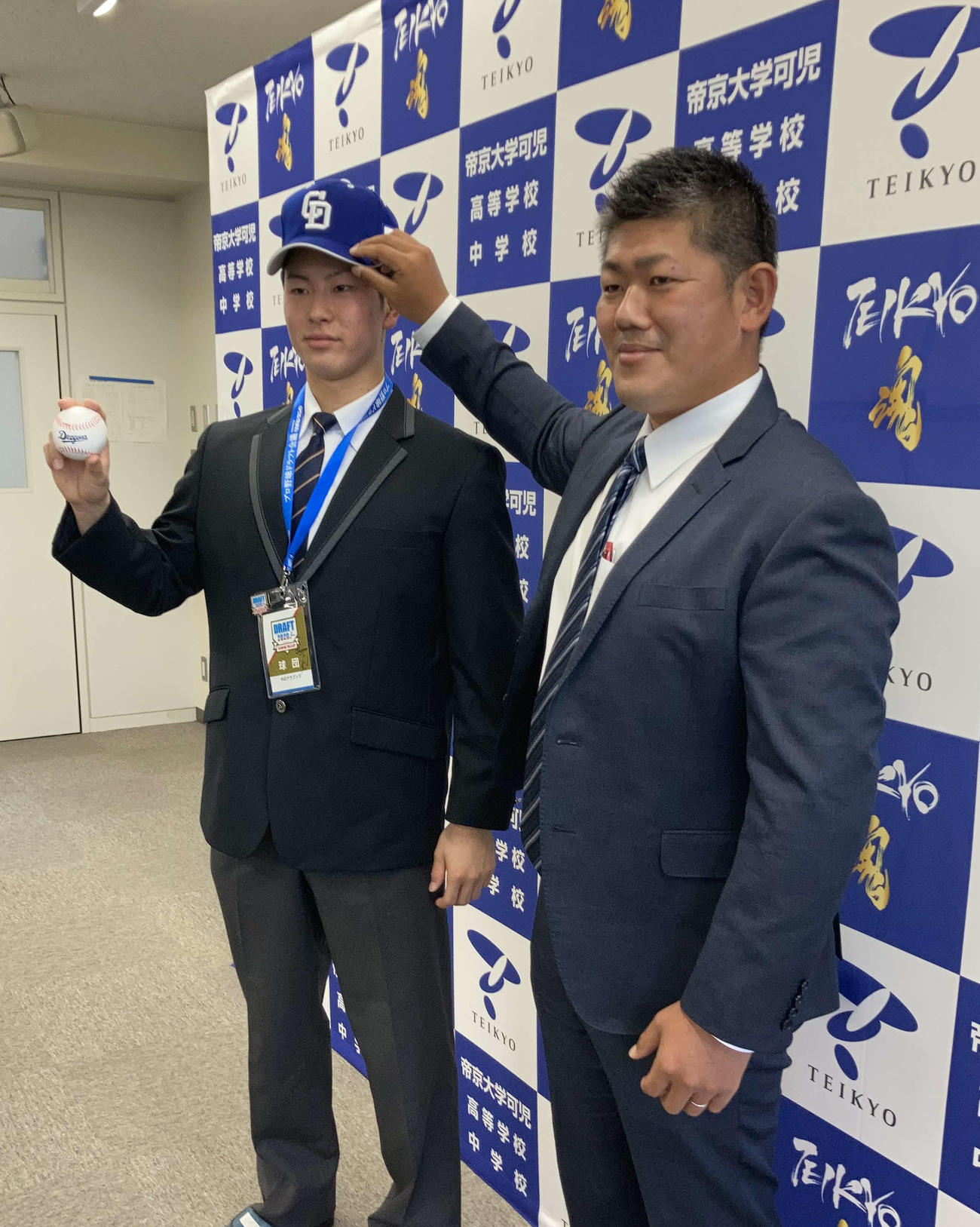 中日清水スカウトから帽子、ドラフト会議入館証などを受け取るドラフト5位、帝京大可児・加藤翼（撮影・安藤宏樹）