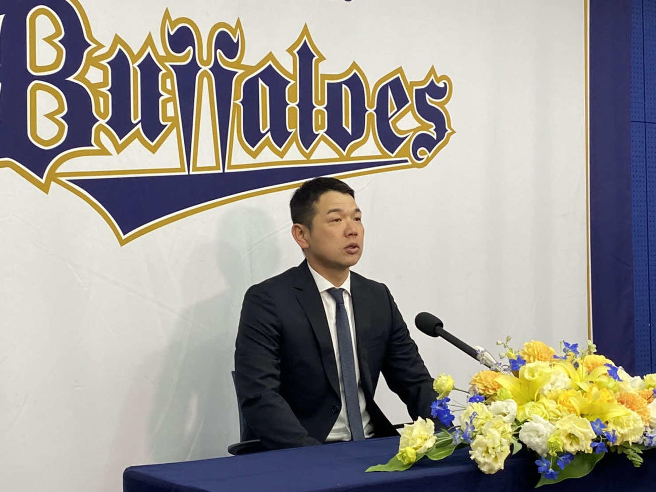 引退会見で胸中を話すオリックス山崎勝己捕手（球団提供）