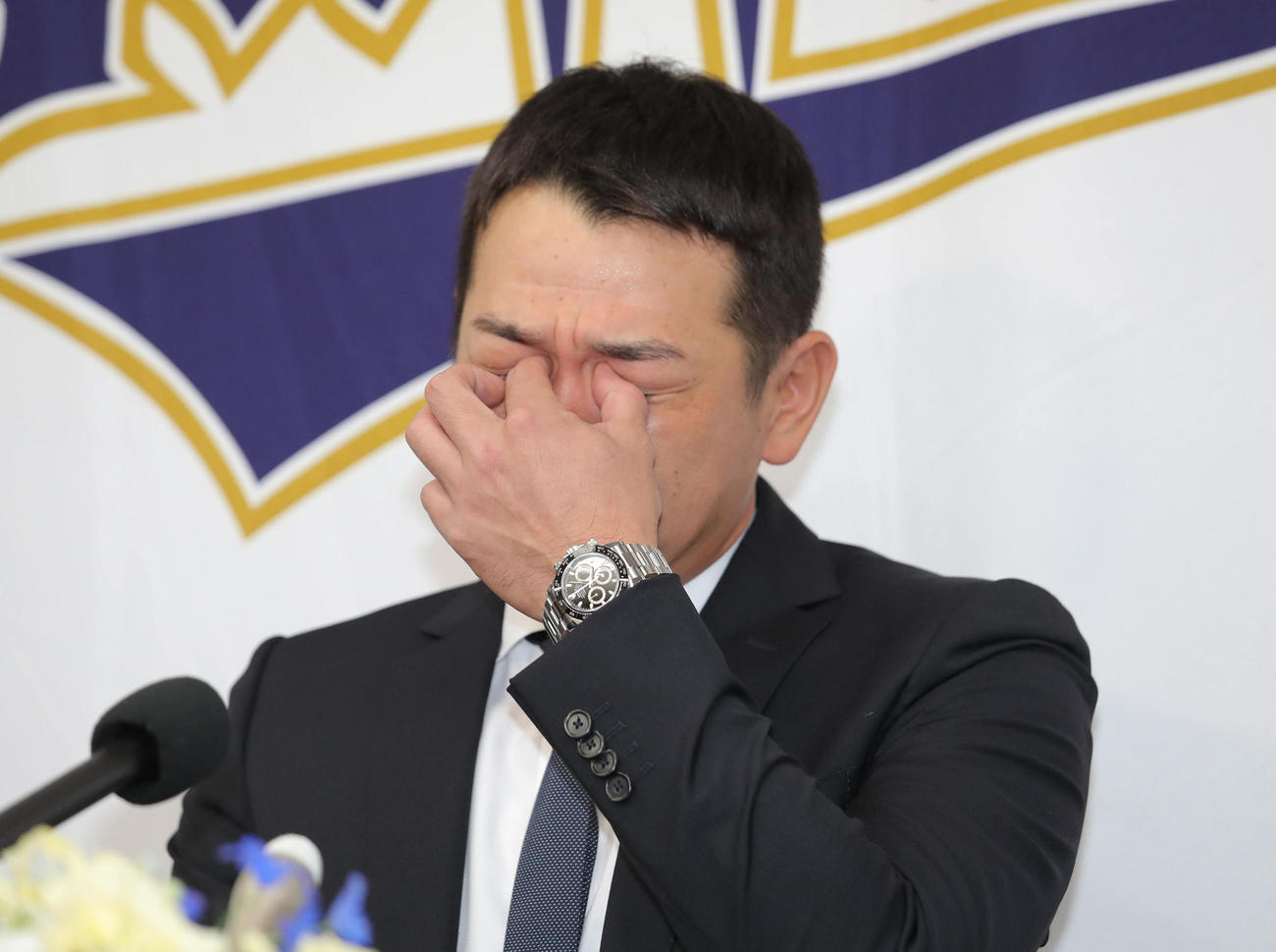 オリックス対楽天　引退会見で涙を見せる山崎勝