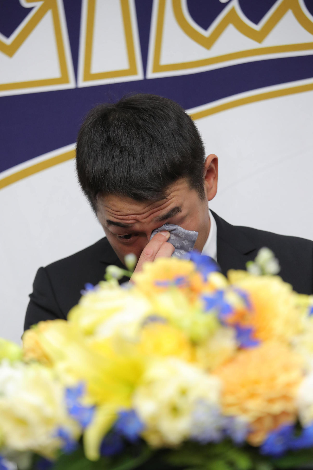 オリックス対楽天　引退会見で涙を見せる山崎勝