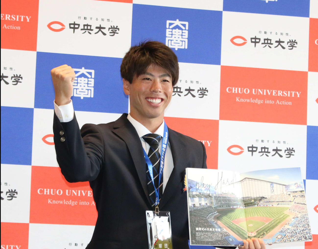 日本ハムから指名あいさつを受けたドラフト2位の中大・五十幡（撮影・木下大輔）