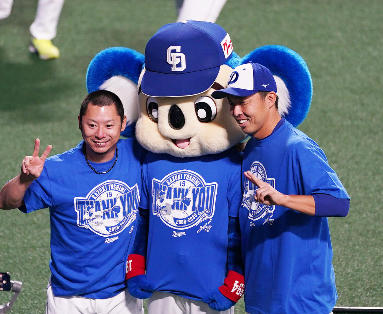 試合前に、谷元圭介（左）ドアラらと記念撮影に収まる吉見一起（撮影・森本幸一）