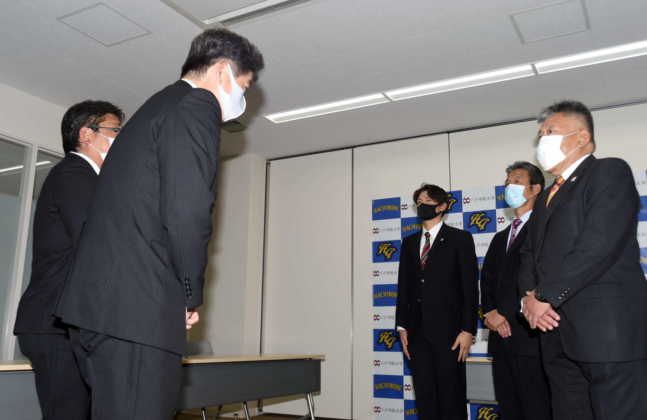 広島から指名あいさつを受ける八戸学院大・大道（奥左）（撮影・相沢孔志）