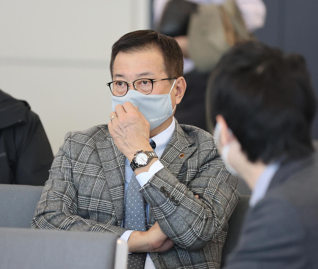 報道陣と懇談する巨人原監督（撮影・河野匠）