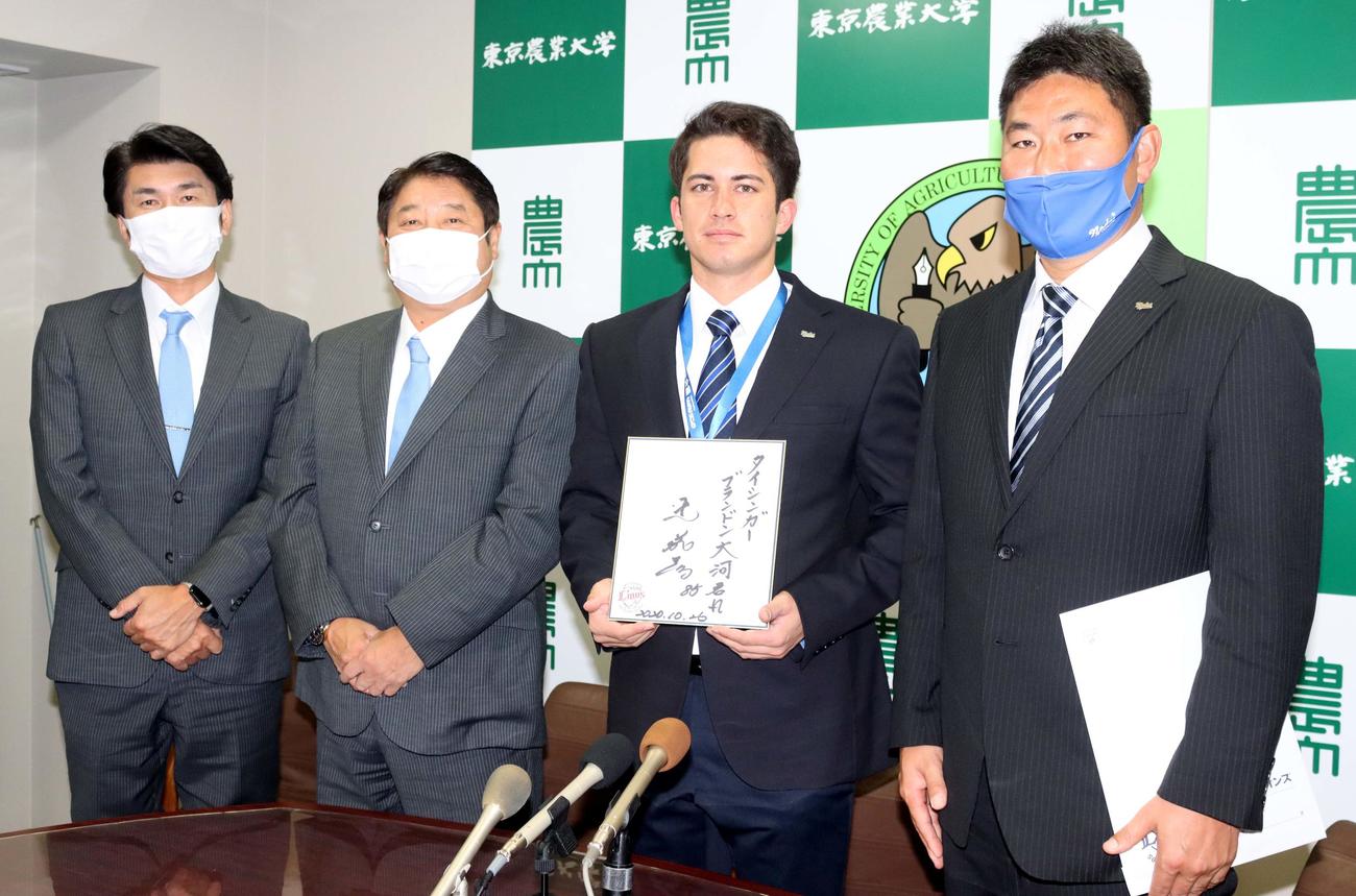 （左から）西武の水沢育成・アマチュア担当、前田育成・アマチュア担当チーフから指名あいさつを受けた東農大北海道のブランドン大河と三垣監督（撮影・永野高輔）