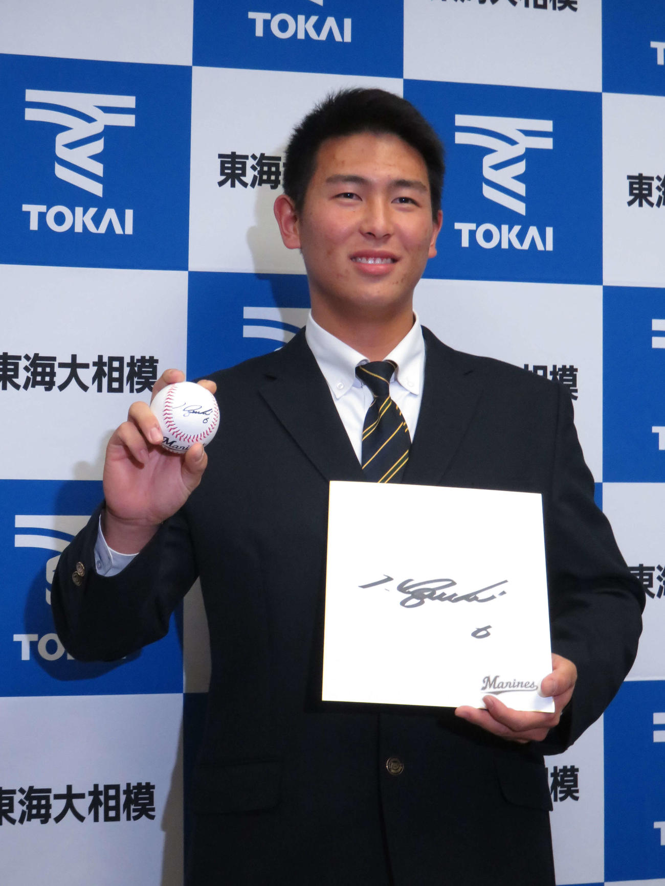 指名あいさつを受けたロッテのドラフト5位、東海大相模・西川は井口監督のサイン色紙を手に笑顔