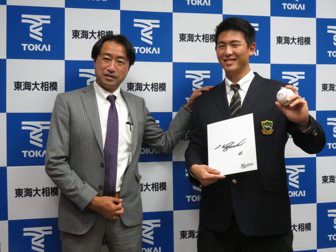 指名あいさつを受けたロッテのドラフト5位、東海大相模・西川（右）と中川担当スカウト