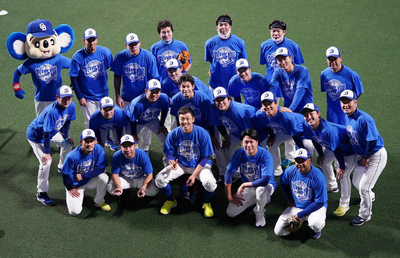中日対ヤクルト　試合前、吉見一起を中心に記念撮影に収まる中日投手陣（撮影・森本幸一）