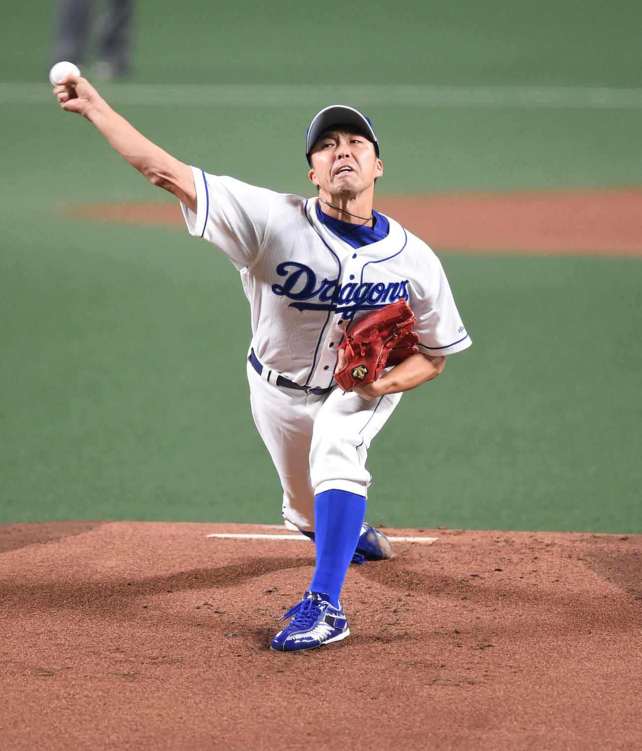 中日対ヤクルト　1回表、登板する中日先発の吉見一起（撮影・森本幸一）