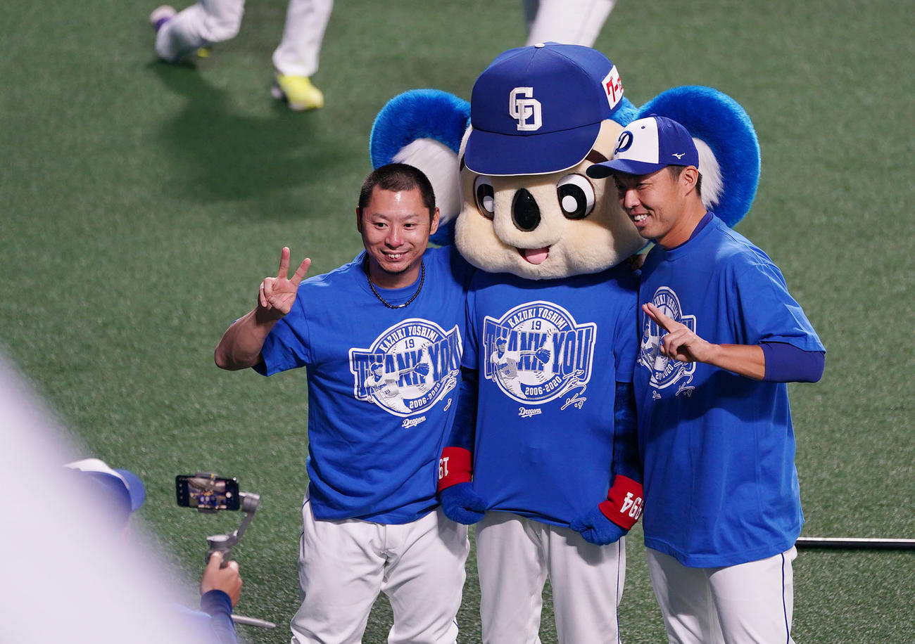試合前、谷元圭介、ドアラらと記念撮影に収まる吉見一起（撮影・森本幸一）