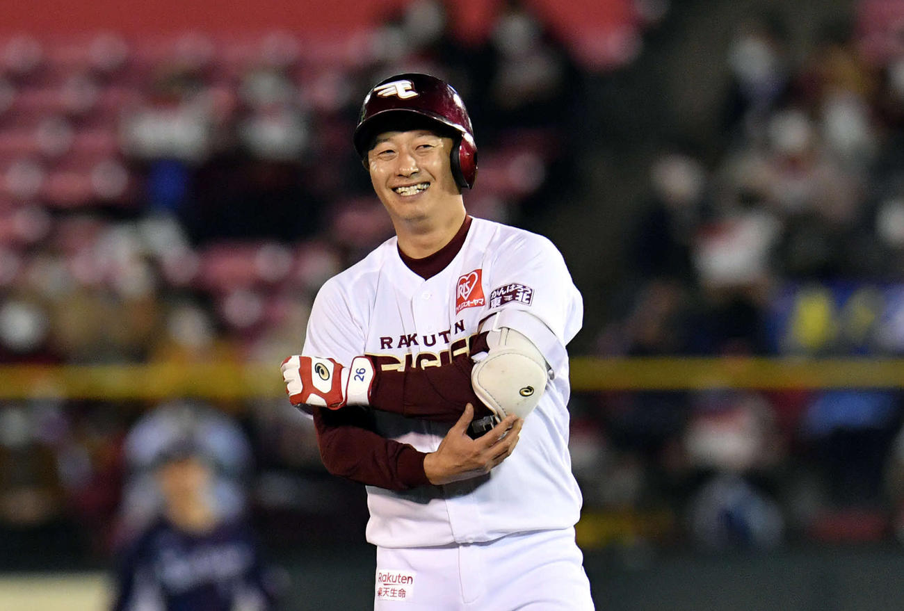 楽天対西武　3回裏楽天2死、左翼線に二塁打を放ち笑顔の渡辺直（撮影・滝沢徹郎）
