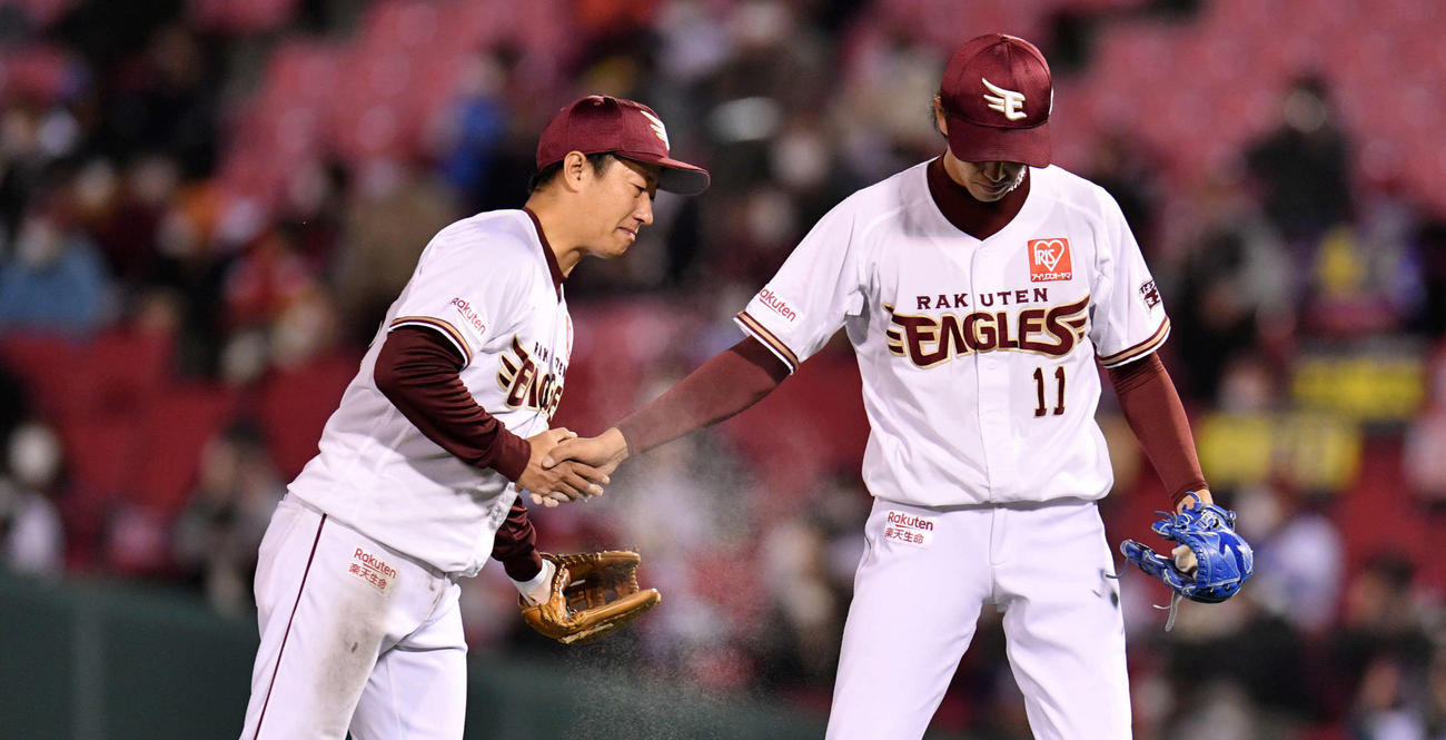 楽天対西武　9回表、守備に付いた楽天渡辺直（左）は涙ながらに岸と握手を交わす（撮影・滝沢徹郎）