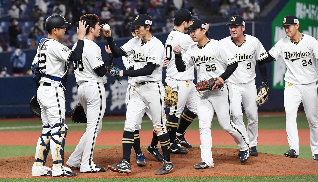 オリックス対日本ハム　日本ハムに勝利、喜ぶ山崎勝（左）らオリックスナイン（撮影・前岡正明）
