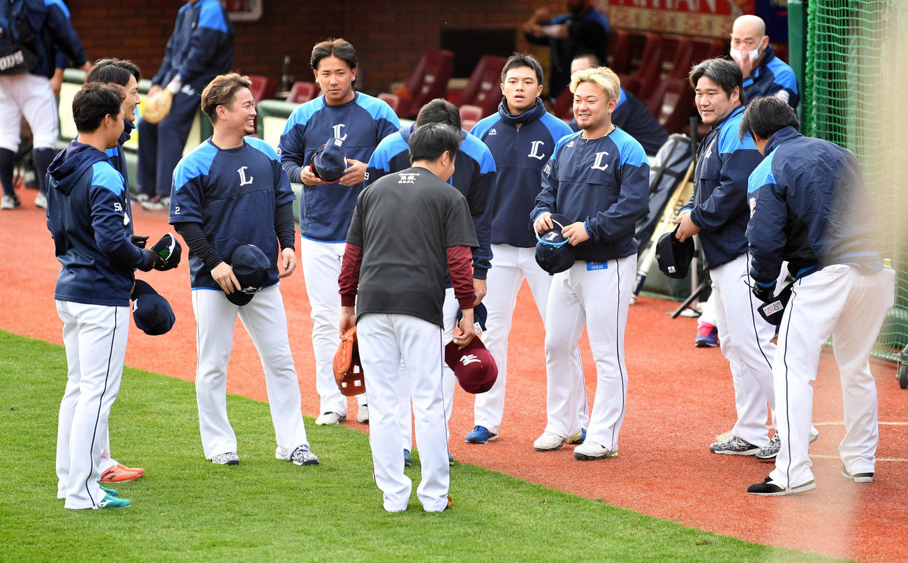 楽天対西武　試合前練習で西武ナインからあいさつされる楽天渡辺直（手前中央）（撮影・滝沢徹郎）