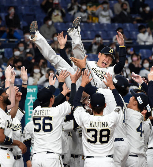 オリックス対日本ハム　ナインから胴上げされる山崎勝（撮影・前岡正明）