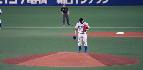 中日対ヤクルト　1回表、マウンドに上がる前、目を閉じる中日先発の吉見一起（撮影・森本幸一）