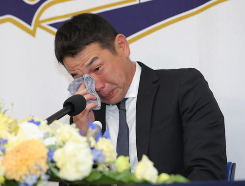 オリックス対日本ハム　引退会見で涙を見せる山崎勝己