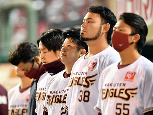 楽天対西武　試合前の国歌合唱でバックスクリーンを見つめる楽天渡辺直人（右から3人目）（撮影・滝沢徹郎