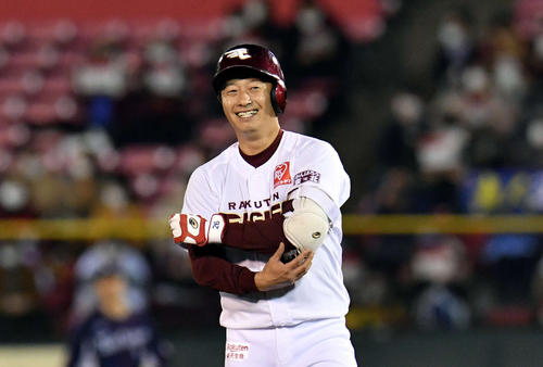 楽天対西武　3回裏楽天2死、左翼線に二塁打を放ち笑顔の渡辺直（撮影・滝沢徹郎）