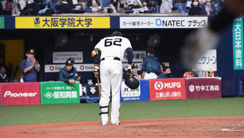 オリックス対日本ハム　8回裏オリックス1死、代打で出場の山崎勝己は日本ハムに一礼（撮影・前岡正明）