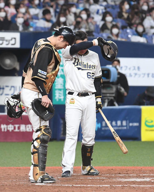オリックス対日本ハム　8回裏オリックス1死、代打で出場の山崎勝は涙を拭いながら打席に向かう（撮影・前岡正明）