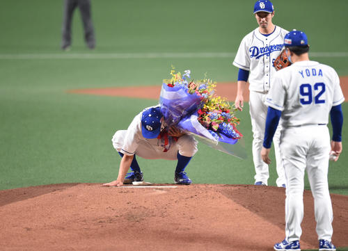 中日対ヤクルト　マウンドのプレートの土を手で払う吉見一起（撮影・森本幸一）
