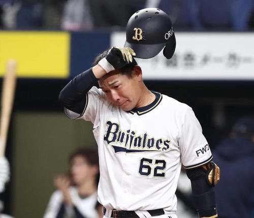 オリックス対日本ハム　8回裏オリックス1死、代打で登場の山崎勝は涙を流し打席に向かう（撮影・黒川智章）