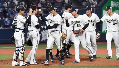 オリックス対日本ハム　日本ハムに勝利、喜ぶ山崎勝（左）らオリックスナイン（撮影・前岡正明）