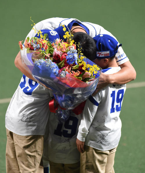引退セレモニーで子どもたちから花束を受け取り涙する吉見（撮影・森本幸一）