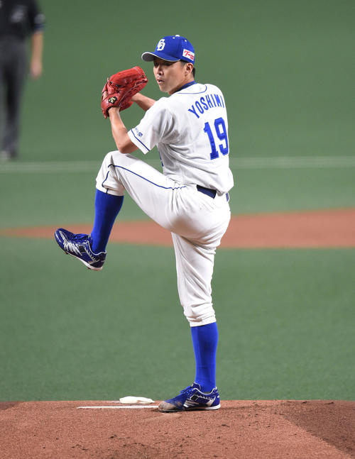 中日対ヤクルト　1回表、登板する中日先発の吉見一起（撮影・森本幸一）
