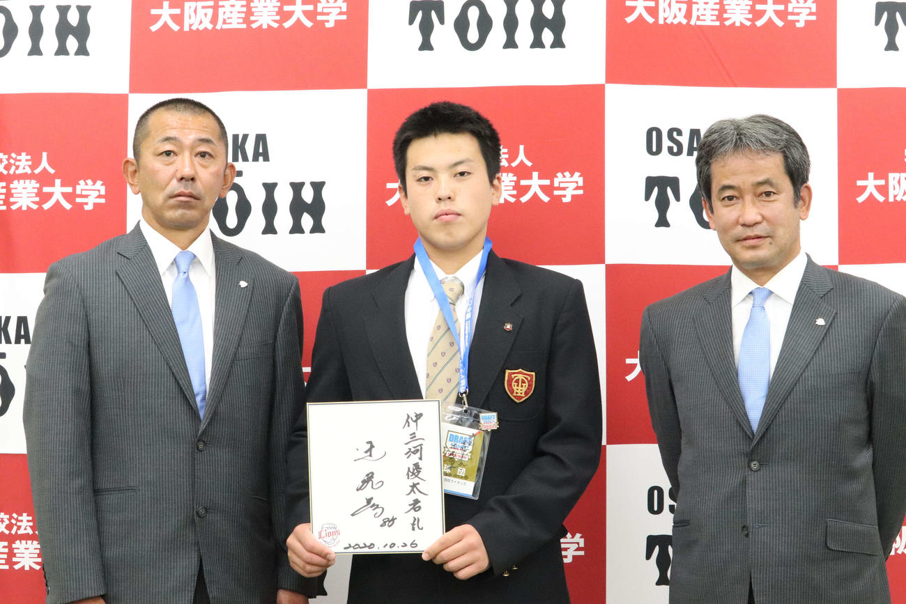 西武から7位指名された大阪桐蔭・仲三河優太外野手（中央）は、潮崎哲也編成グループディレクター（右）と後藤光貴担当スカウトから指名あいさつを受けた