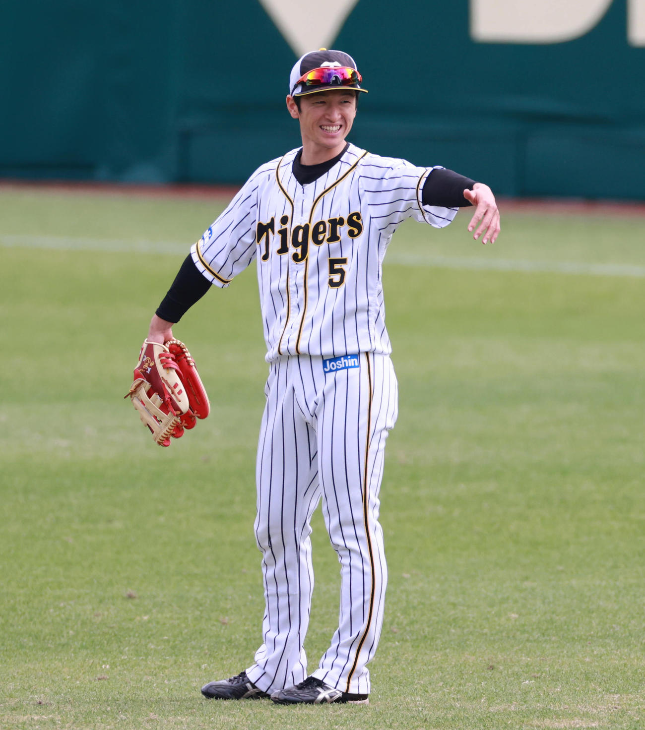 外野で練習を行う近本光司（撮影・清水貴仁）