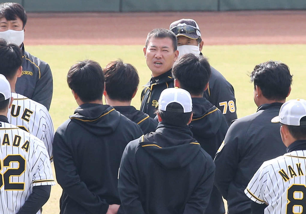 練習前、ナインの前であいさつをする阪神・福留孝介（代表撮影）
