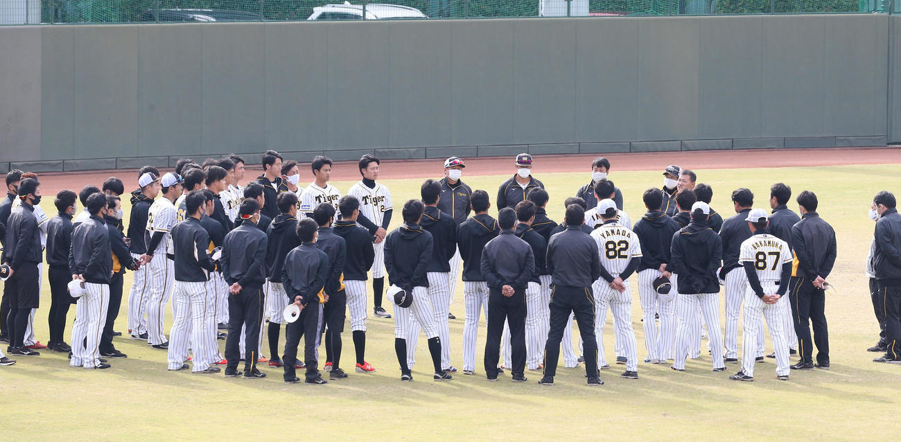 練習前、ナインの前であいさつする福留（代表撮影）