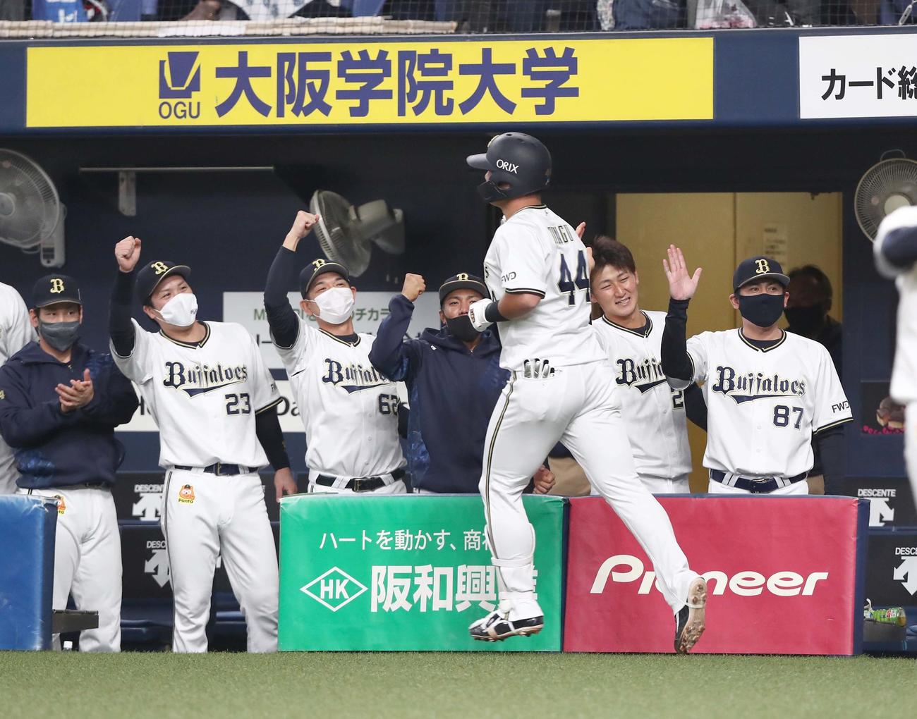 2回裏、2点本塁打を放った頓宮を出迎える山崎勝己（左から3人目）（撮影・黒川智章）