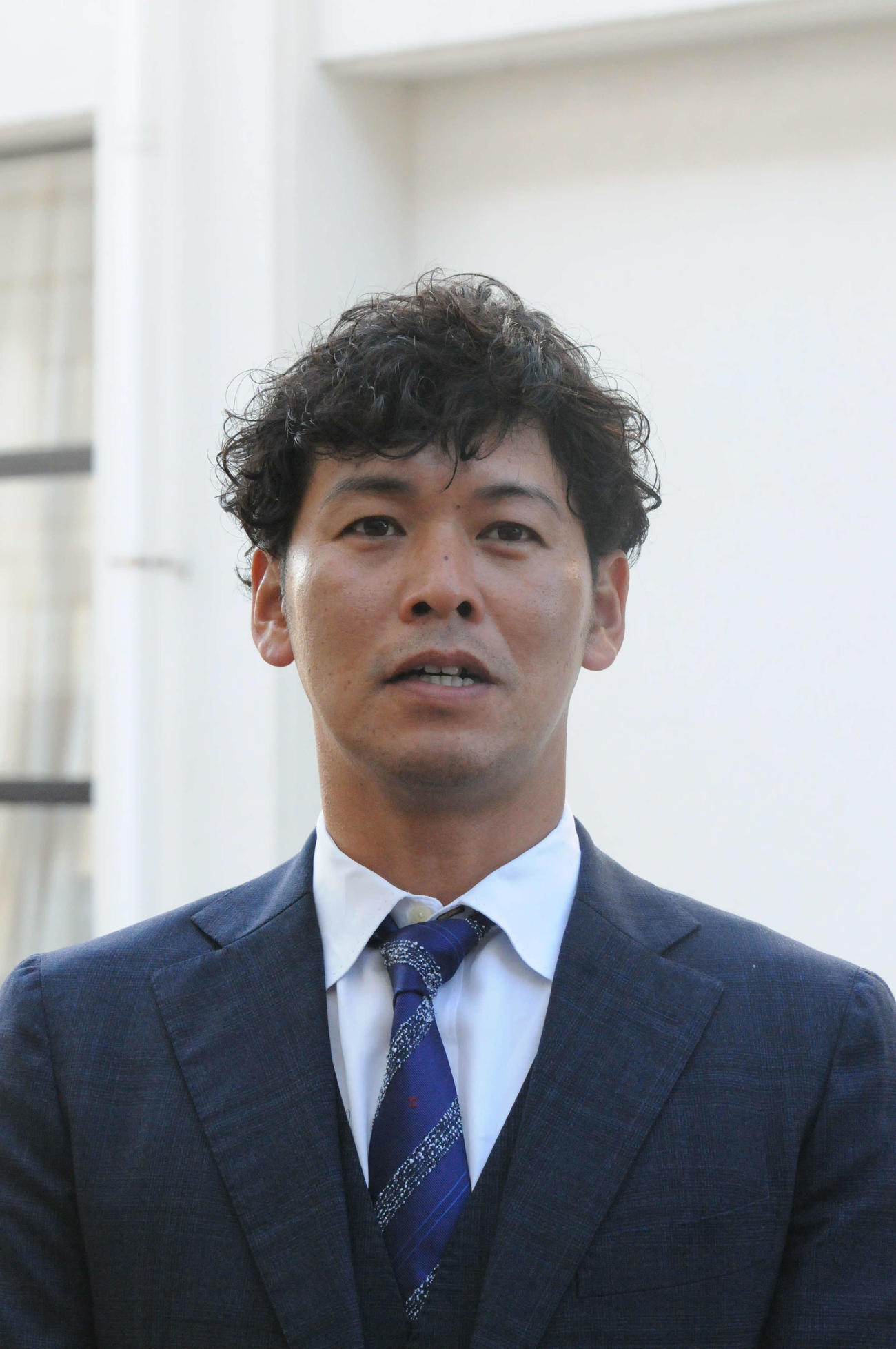 5日に自由契約となることが発表されたことを受け、スーツ姿で取材に応じる広島小窪（代表撮影）